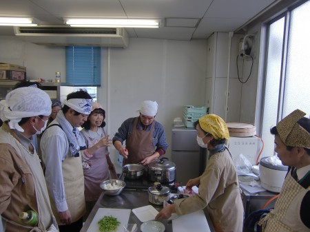 講師は、料理サークルの坂本裕美子先生、アシスタントに、料理サークルの皆さんにお世話になりました(^^)v