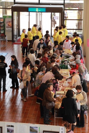 開会前に賑わうロビー(^o^) 生活教室の展示品や、パンや新鮮野菜の販売も行われました！