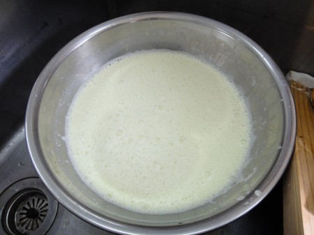 しぼりだした豆乳に 凝固剤を入れて固めます(^^)v